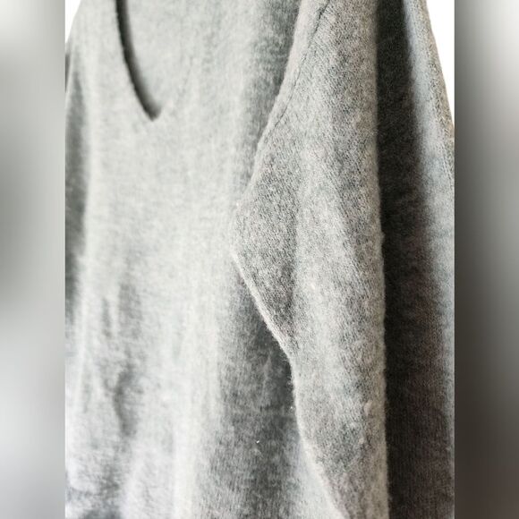 H&M Women's cozy/warm, Turquoise V-neck sweater, Size XS, pullover - Picture 2 of 3